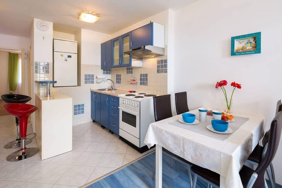 Apartment (A1) | Private kitchen | Fridge, microwave, oven, stovetop