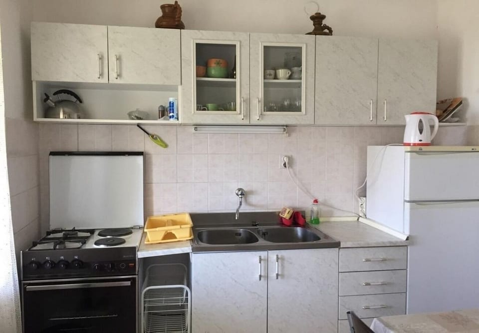 Apartment (A1) | Private kitchen | Fridge, oven, stovetop, espresso maker