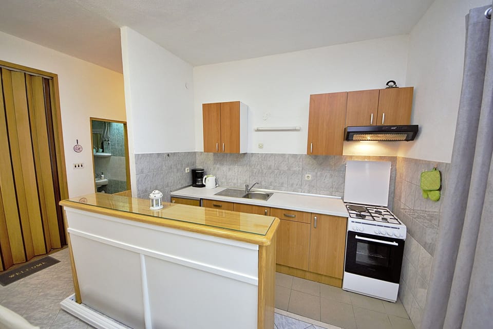 Apartment (A1) | Private kitchen | Fridge, oven, stovetop, espresso maker