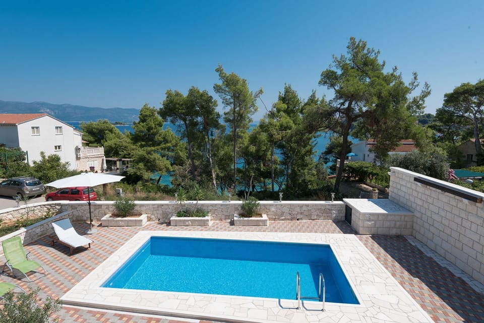 House | Outdoor pool