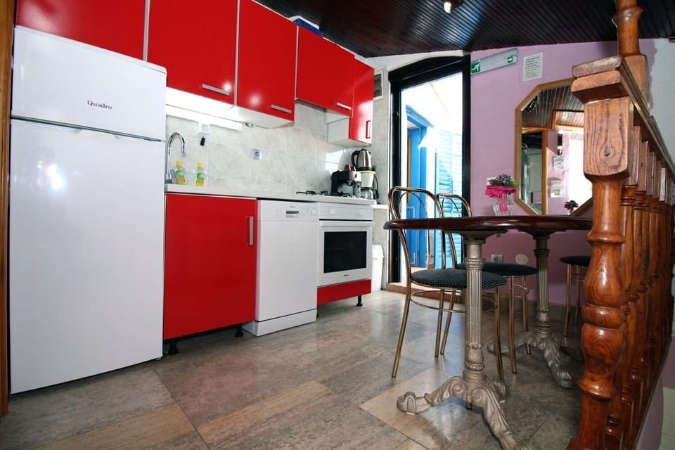 House | Private kitchen | Fridge, microwave, oven, stovetop
