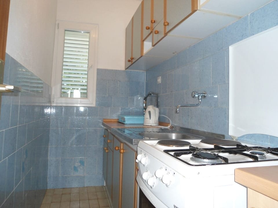 Apartment (A1) | Private kitchen | Fridge, oven, stovetop, espresso maker