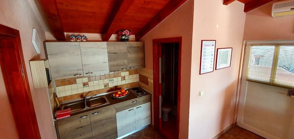 Apartment (A1) | Private kitchen | Fridge, stovetop, electric kettle, cookware/dishes/utensils