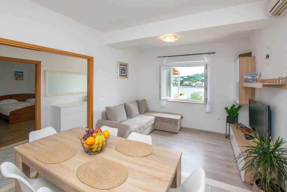 Apartment (A1) | Dining