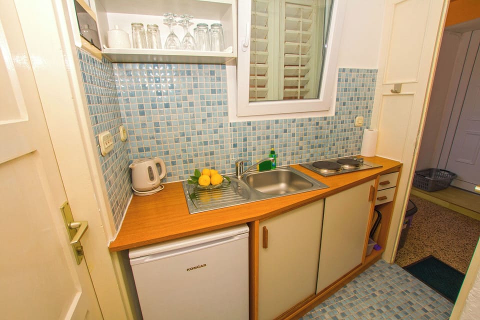 Apartment (A1) | Private kitchen | Fridge, stovetop, cookware/dishes/utensils