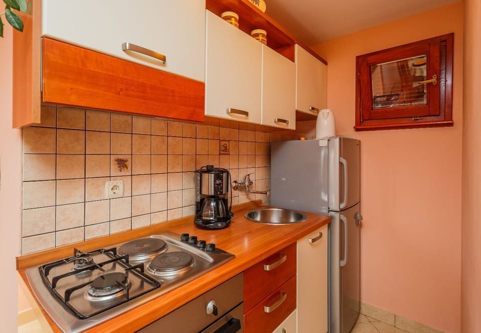 House | Private kitchen | Fridge, oven, stovetop, electric kettle