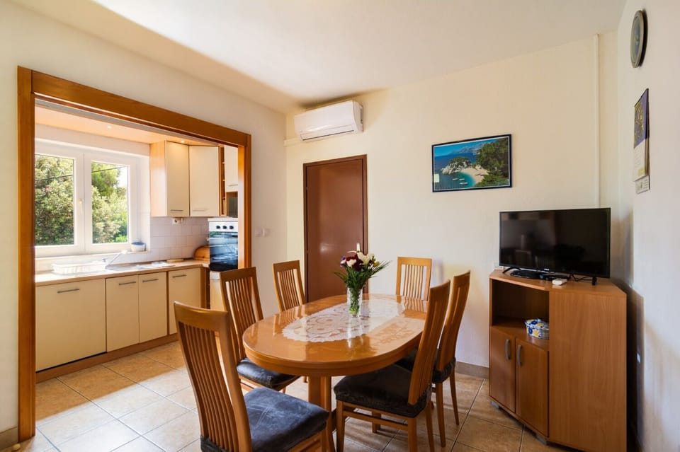 Apartment (A1) | Private kitchen | Fridge, microwave, oven, stovetop