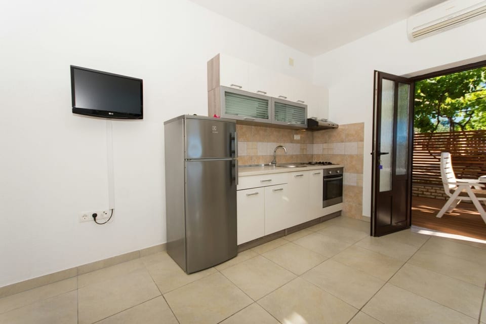 Apartment (A1) | Private kitchen | Fridge, oven, stovetop, electric kettle
