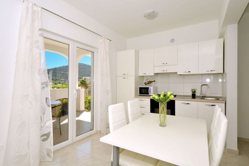 House | Private kitchen | Fridge, microwave, oven, stovetop