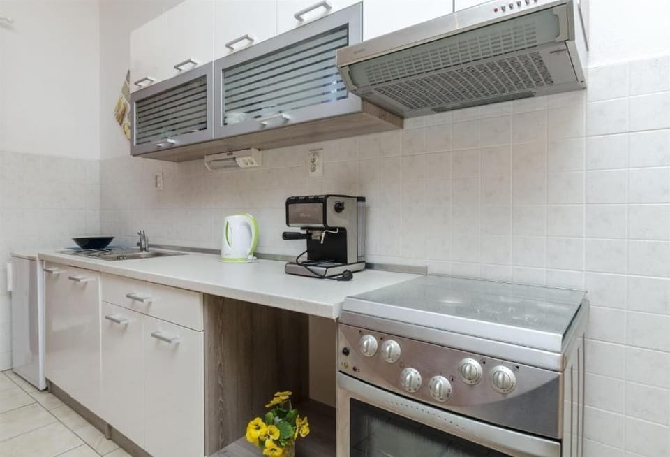 Apartment (A1) | Private kitchen | Fridge, oven, stovetop, espresso maker
