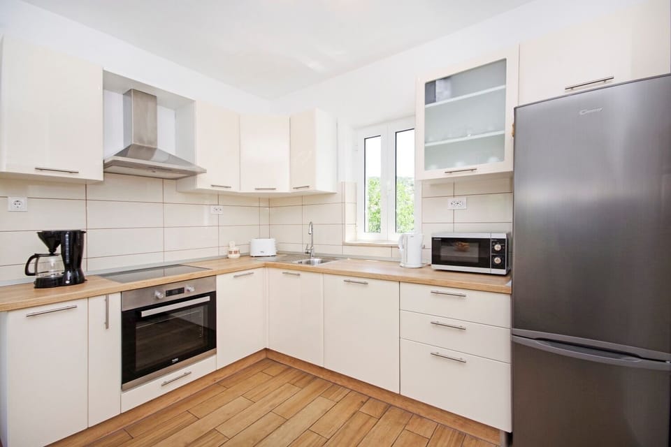 House | Private kitchen | Fridge, microwave, oven, stovetop