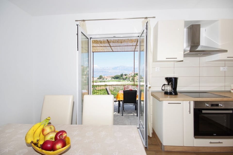 House | Private kitchen | Fridge, microwave, oven, stovetop