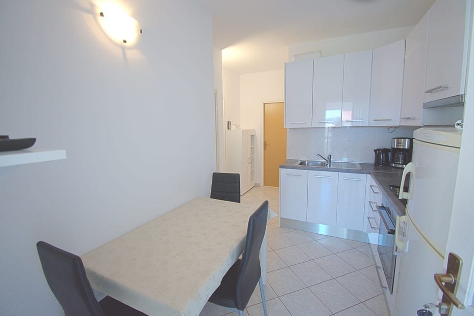 Apartment (A1) | Private kitchen | Fridge, oven, stovetop, espresso maker