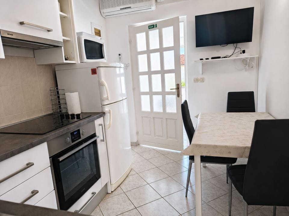 Apartment (A1) | Private kitchen | Espresso maker, fridge, oven, stovetop