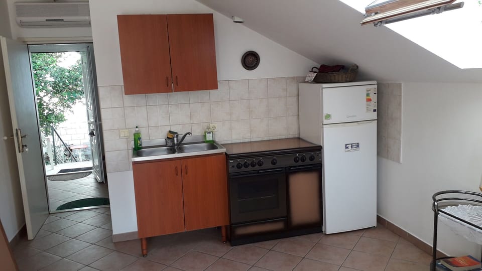 Apartment (A1) | Private kitchen | Fridge, oven, cookware/dishes/utensils, freezer