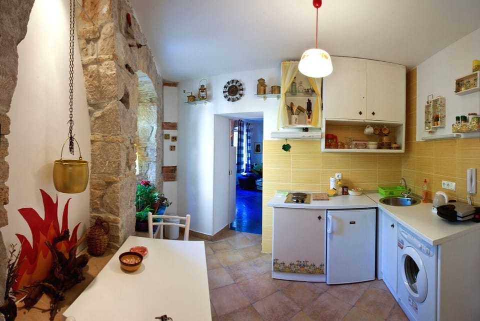 Apartment (A1) | Private kitchen | Fridge, stovetop, electric kettle, cookware/dishes/utensils