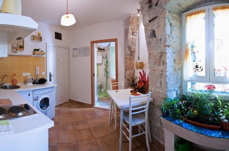 Apartment (A1) | Private kitchen | Fridge, stovetop, electric kettle, cookware/dishes/utensils