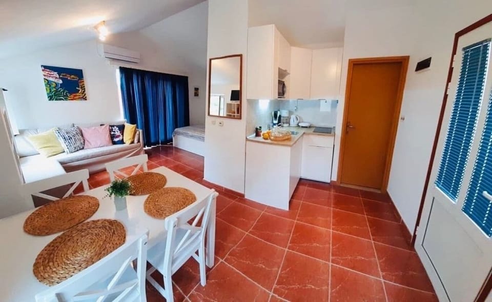 Studio (A1) | Dining