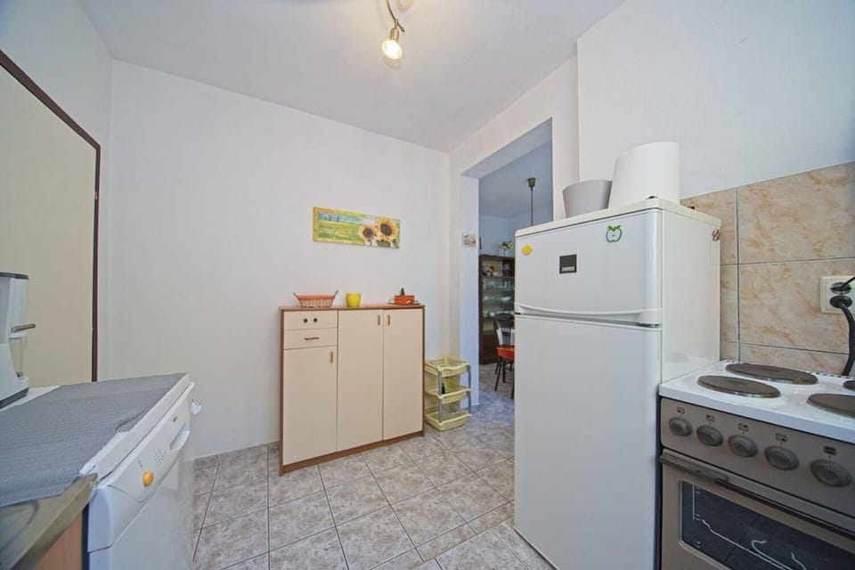 Apartment (A1) | Private kitchen | Fridge, oven, stovetop, dishwasher