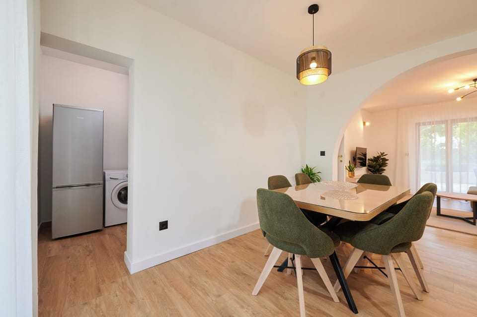 Apartment (A1) | Private kitchen | Fridge, microwave, oven, stovetop