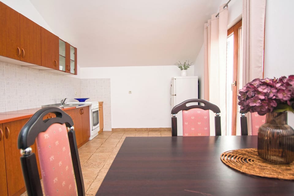 Apartment (A1) | Private kitchen | Fridge, microwave, oven, stovetop
