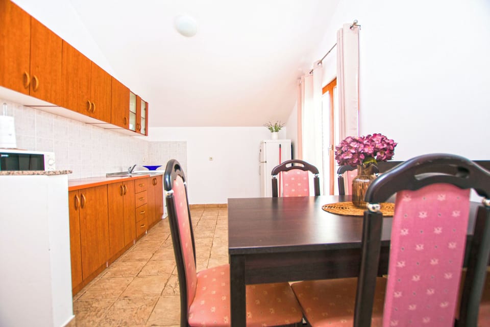 Apartment (A1) | Private kitchen | Fridge, microwave, oven, stovetop
