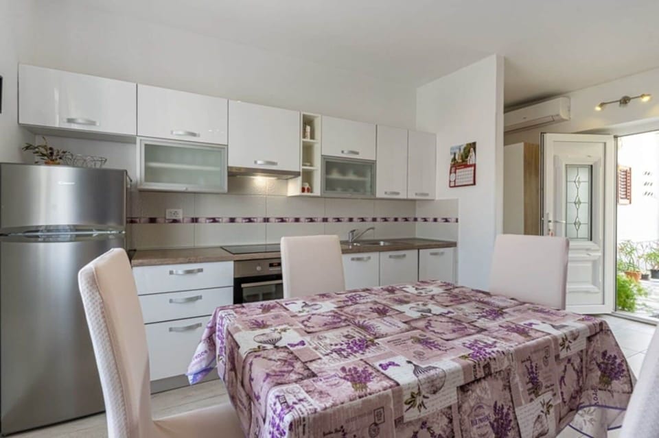 Studio (A1) | Private kitchen | Fridge, oven, stovetop, cookware/dishes/utensils