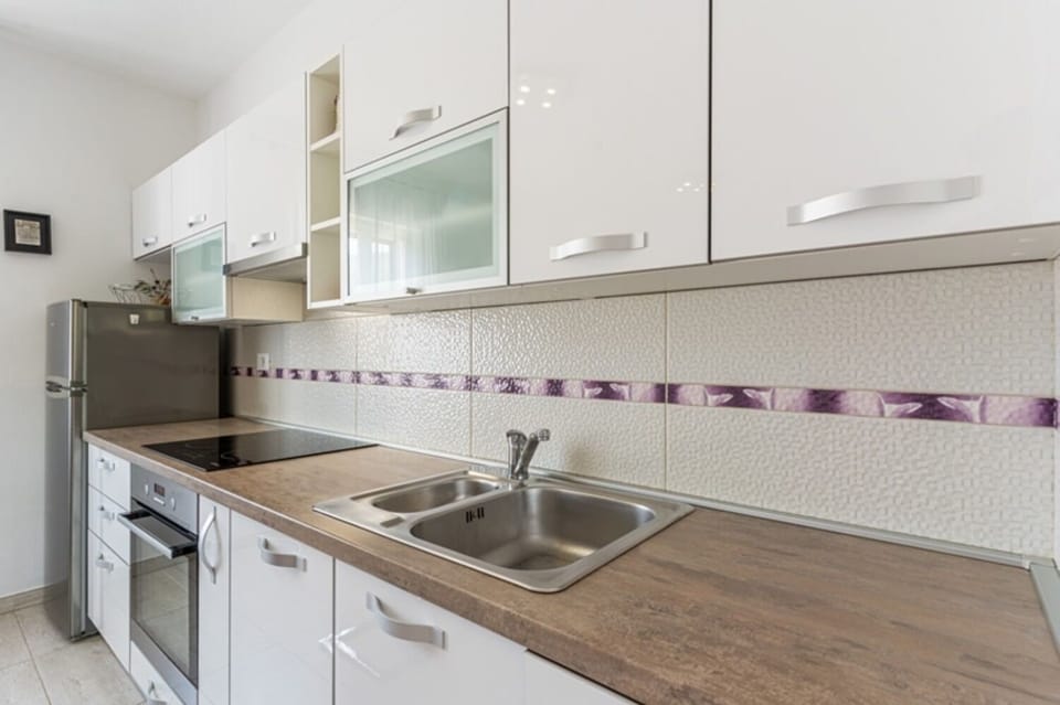 Studio (A1) | Private kitchen | Fridge, oven, stovetop, cookware/dishes/utensils