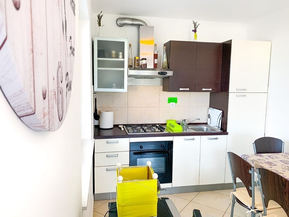 Apartment (A1) | Private kitchen | Fridge, oven, stovetop, electric kettle