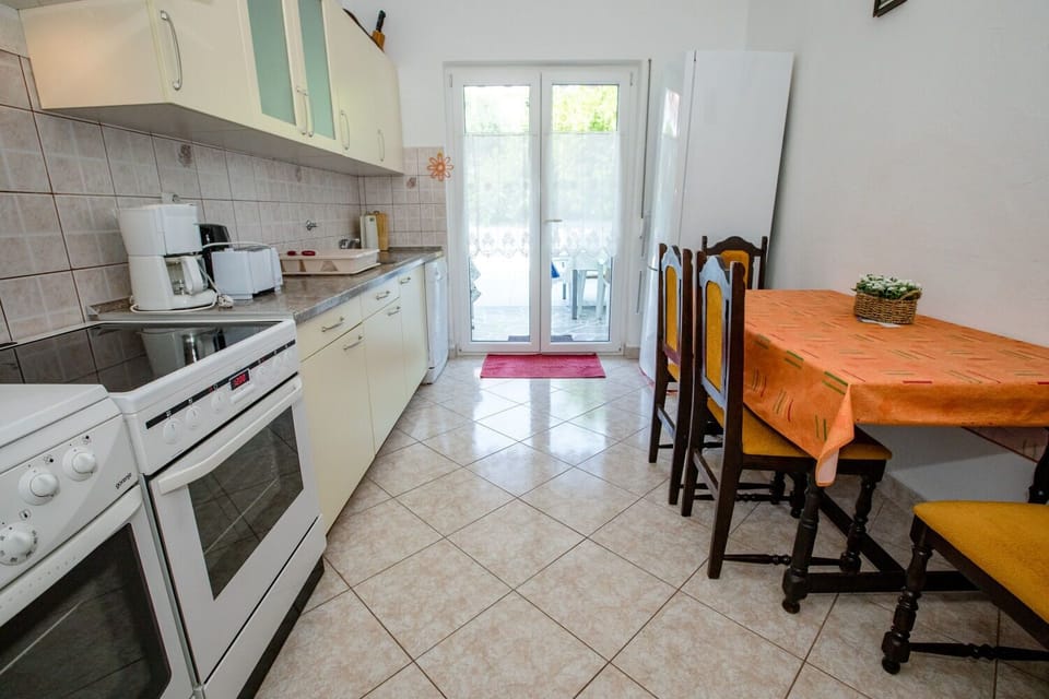 Apartment (A1) | Private kitchen | Fridge, microwave, oven, stovetop