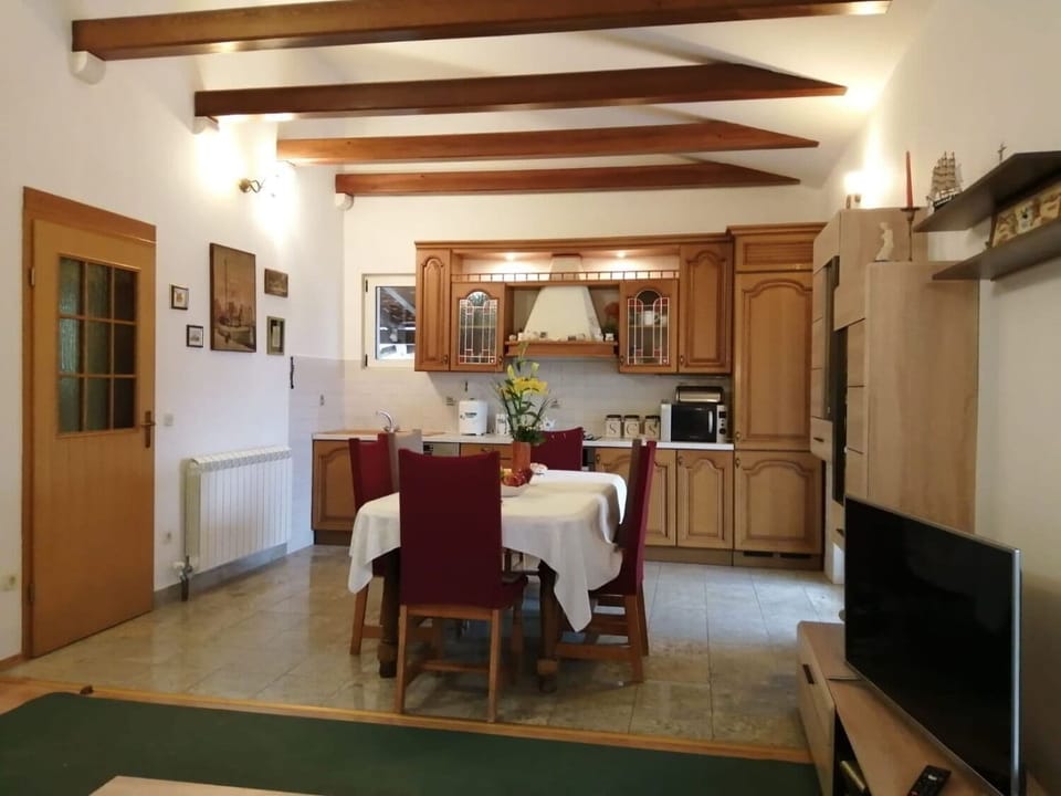 House | Private kitchen | Fridge, microwave, oven, stovetop