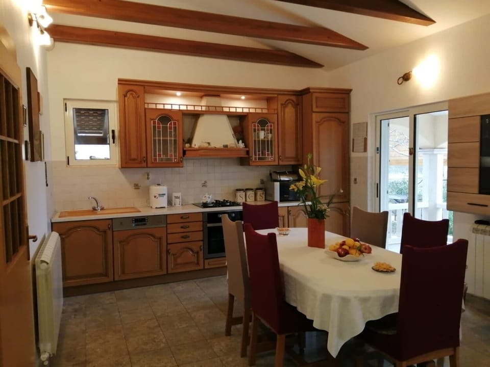 House | Private kitchen | Fridge, microwave, oven, stovetop