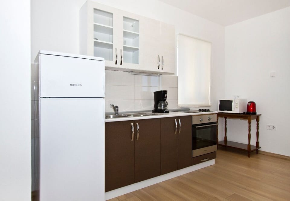 House | Private kitchen | Fridge, microwave, oven, stovetop
