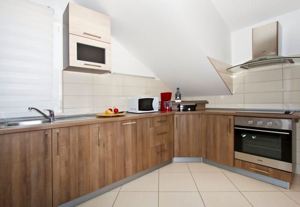 House | Private kitchen | Fridge, microwave, oven, stovetop