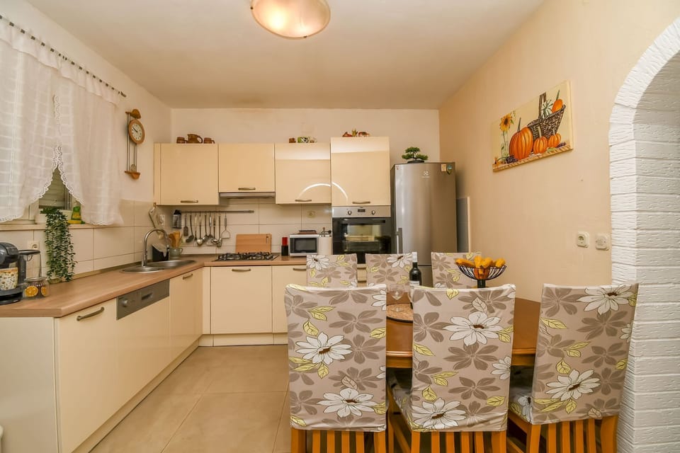 Apartment (A1) | Private kitchen | Fridge, microwave, oven, stovetop