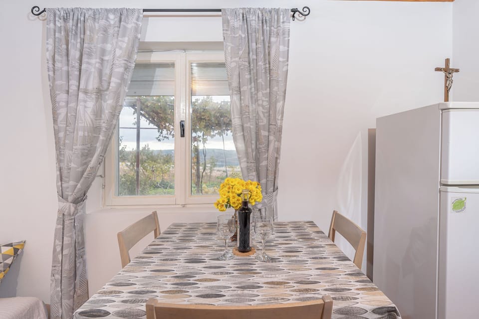 Studio (A1) | Dining