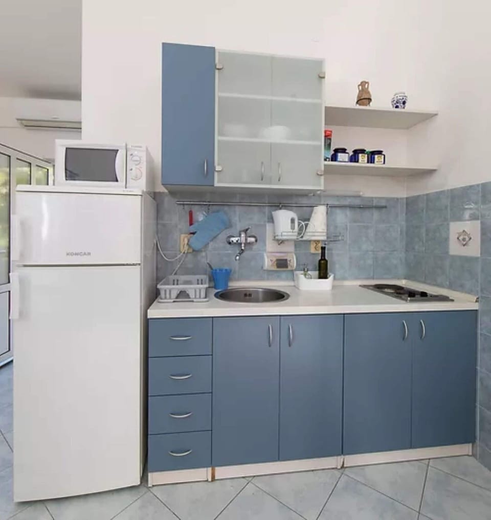 Apartment (A1) | Private kitchen | Fridge, microwave, stovetop, espresso maker