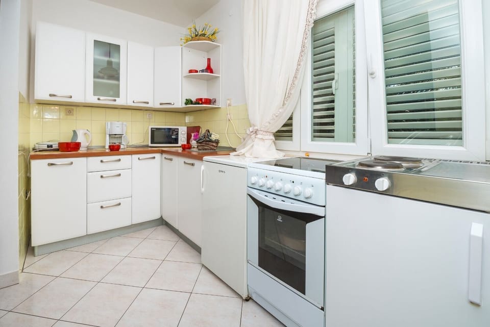 House | Private kitchen | Fridge, microwave, oven, stovetop