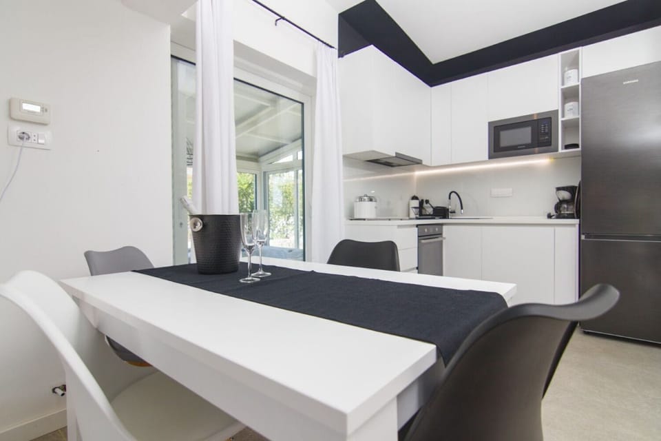 House | Private kitchen | Fridge, microwave, oven, stovetop