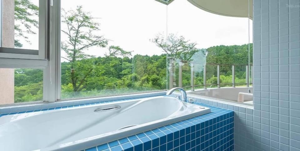 Superior Suite, 1 Bedroom, Balcony, Mountain View | Bathroom | Separate tub and shower, rainfall showerhead, free toiletries