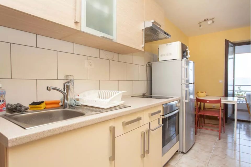 Apartment (A1) | Private kitchen | Fridge, microwave, oven, stovetop
