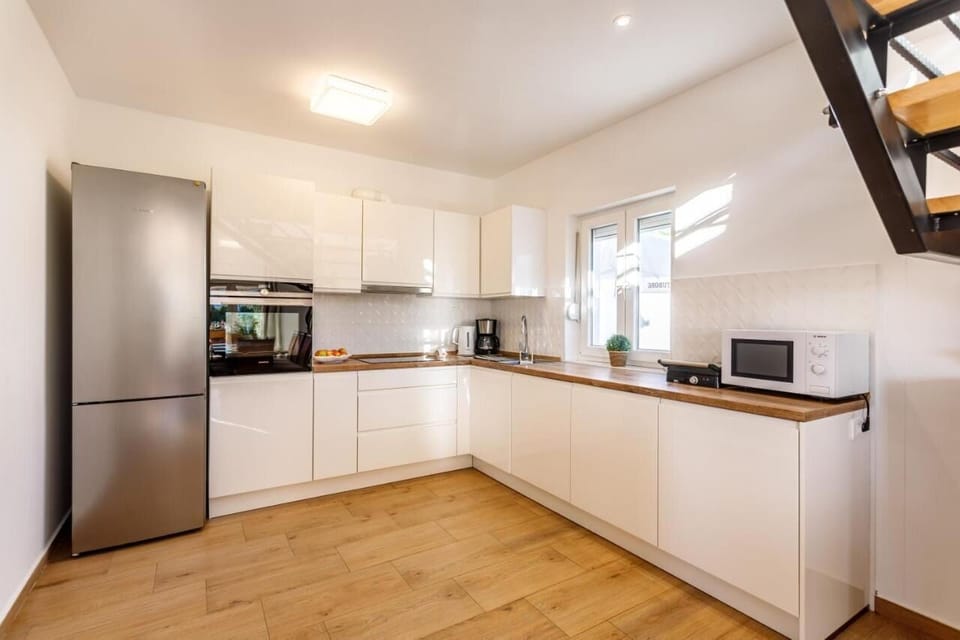House | Private kitchen | Fridge, microwave, oven, stovetop