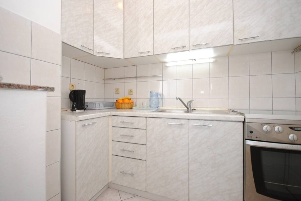 Apartment (A1) | Private kitchen | Fridge, microwave, oven, stovetop