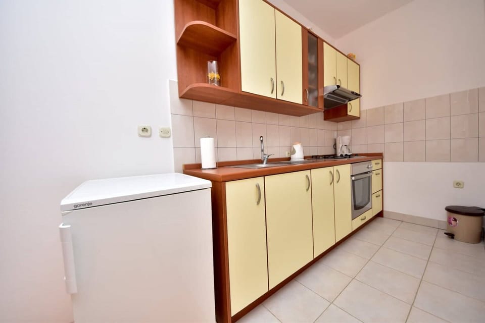 Apartment (A1) | Private kitchen | Fridge, microwave, oven, stovetop