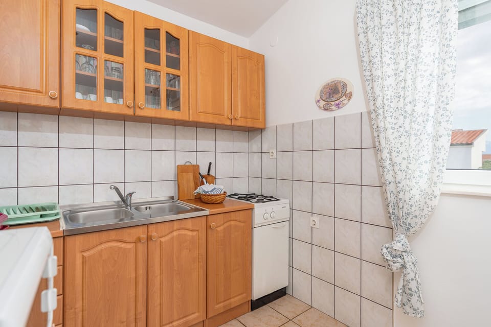 Apartment (A1) | Private kitchen | Fridge, microwave, stovetop, electric kettle