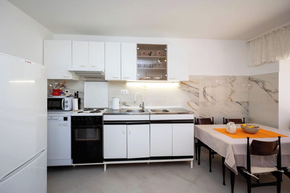 House | Private kitchen | Fridge, microwave, oven, stovetop