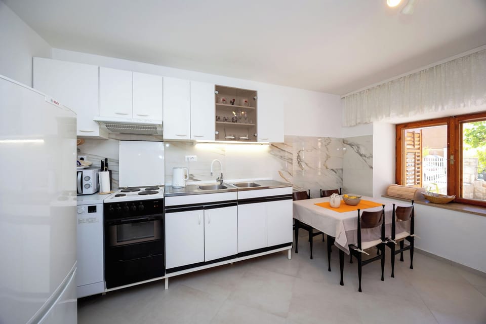 House | Private kitchen | Fridge, microwave, oven, stovetop