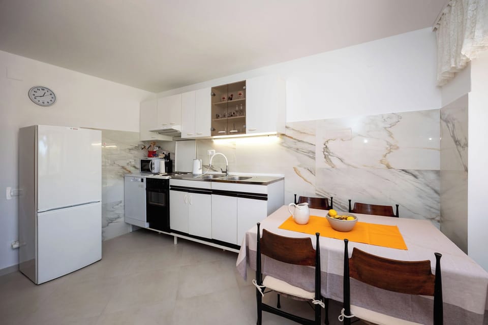 House | Private kitchen | Fridge, microwave, oven, stovetop