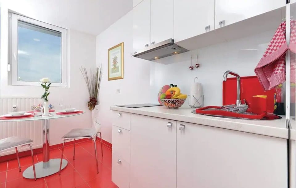 Apartment (A1) | Private kitchen | Fridge, microwave, oven, stovetop