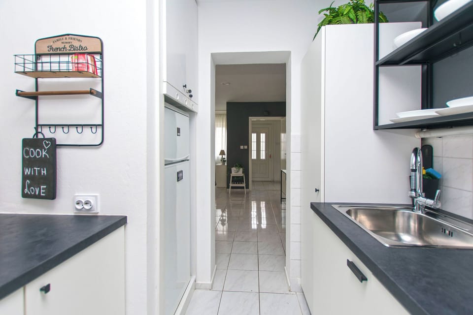 House | Private kitchen | Fridge, microwave, oven, stovetop